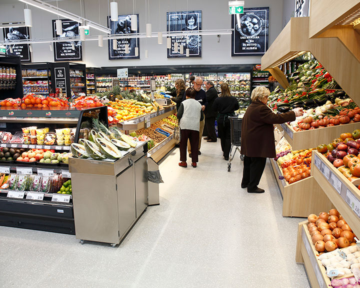 Clientes comprando fruta en BM