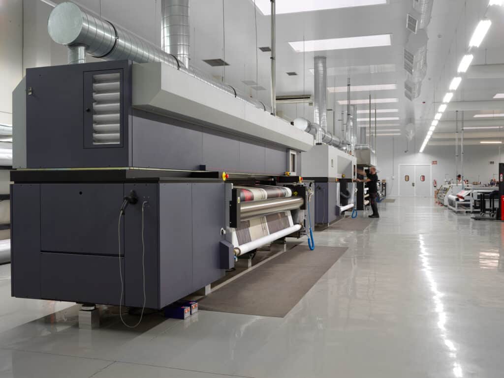 Máquinas de impresión de textiles de Kendu imprimiendo un textil. 