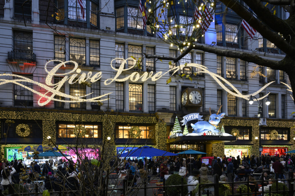 Fachada de Macy's en Nueva York para su campaña navideña "Give Love"